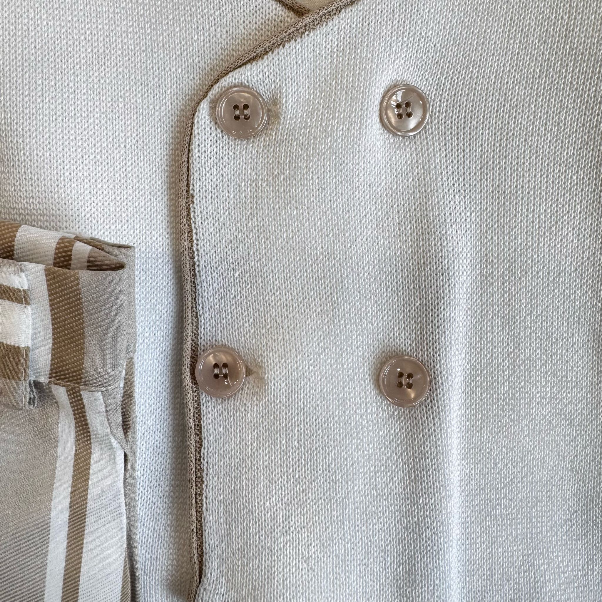 Dettaglio bottoni doppiopetto della giacca in filo per un look elegante