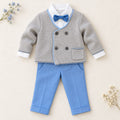 Completo battesimo bimbo con cardigan beige doppiopetto, pantaloni azzurri e papillon