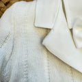 Dettaglio completo battesimo bimbo panna con cardigan in lana e cashmere