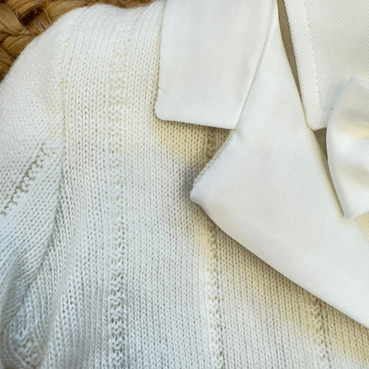 Dettaglio completo battesimo bimbo panna con cardigan in lana e cashmere