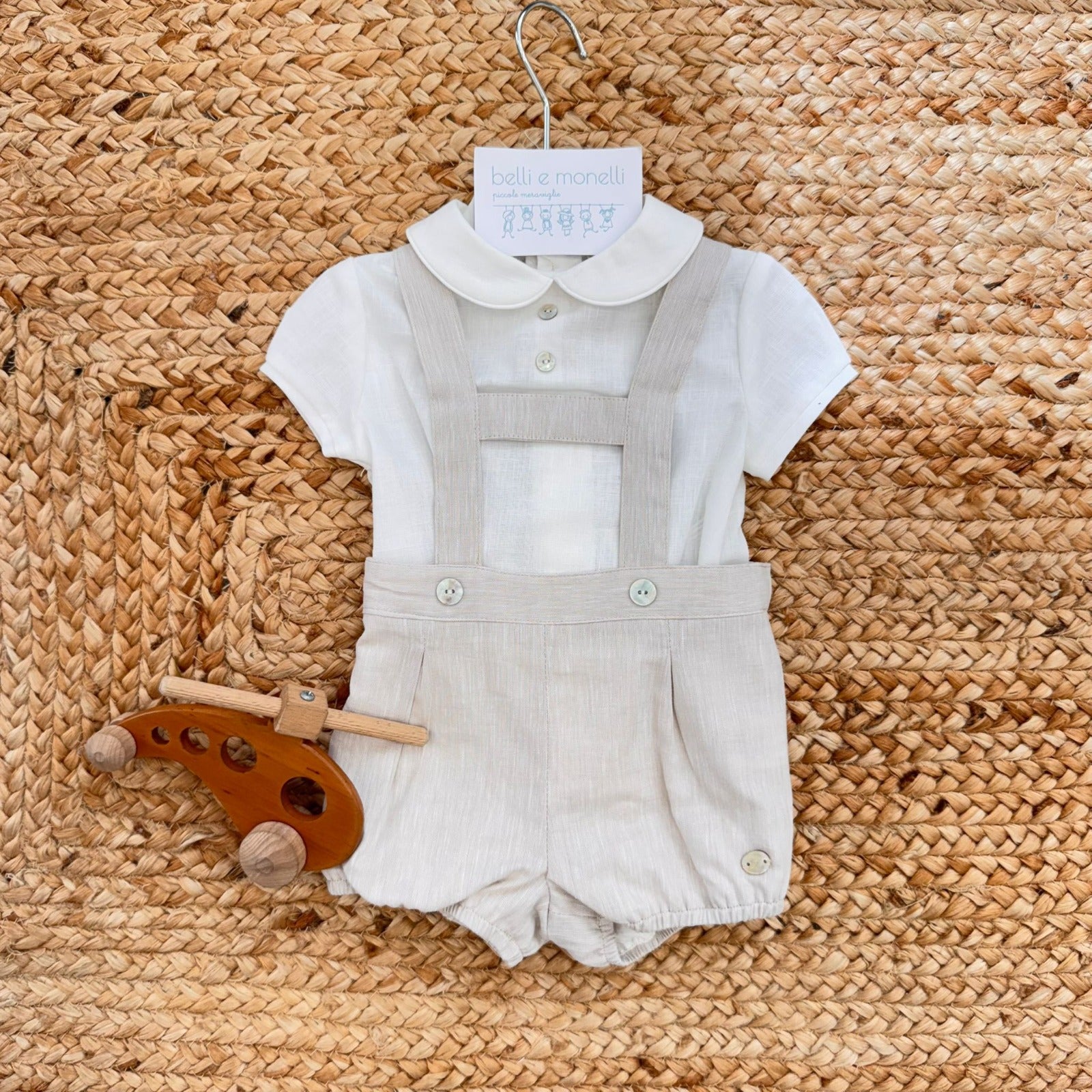 Completo battesimo bimbo in 100% cotone con camicia bianca, pantaloncino con bretelle e bottoncini in madreperla