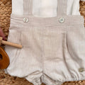 Dettaglio colletto camicia e bretelle completo battesimo bimbo elegante