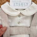 Dettaglio pantaloncino completo battesimo bimbo in cotone con bottoncini in madreperla