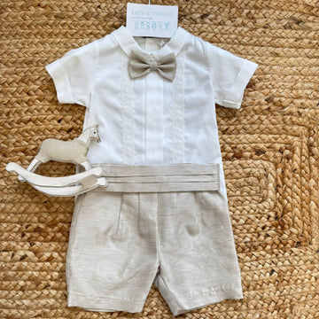 completo battesimo bimbo elegante con papillon beige e camicia bianca