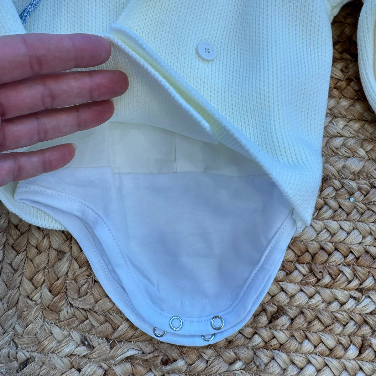Completo battesimo bimbo azzurro e avorio con cardigan doppiopetto, pantalone con bretelle e papillon