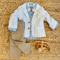 Completo battesimo bimbo con giacca a righe beige e blu, camicia azzurra, pantalone in lino e papillon.