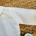 Completo battesimo bimbo bianco con colletto tondo, pizzo ricamato e pantaloncino corto