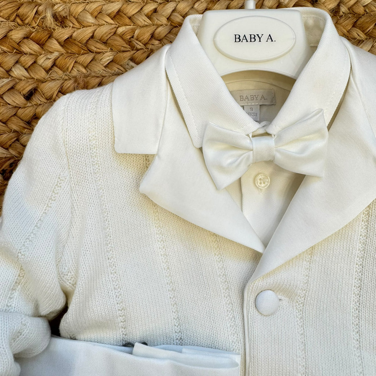 Dettaglio completo battesimo bimbo panna con cardigan in lana e cashmere