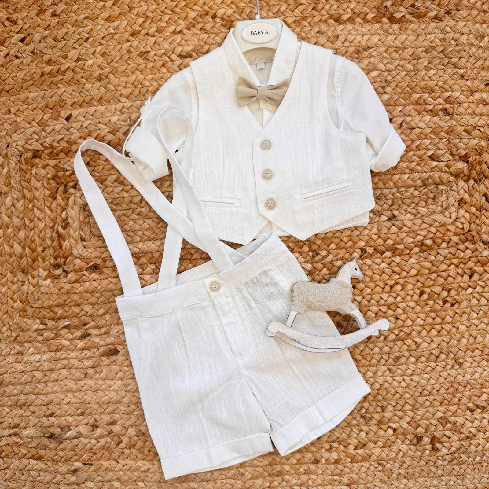 completo battesimo bimbo panna con gilet e salopette elegante