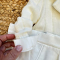 Dettaglio completo battesimo bimbo panna con cardigan in lana e cashmere