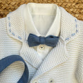 Completo battesimo bimbo con cardigan bianco, camicia, salopette azzurra e papillon