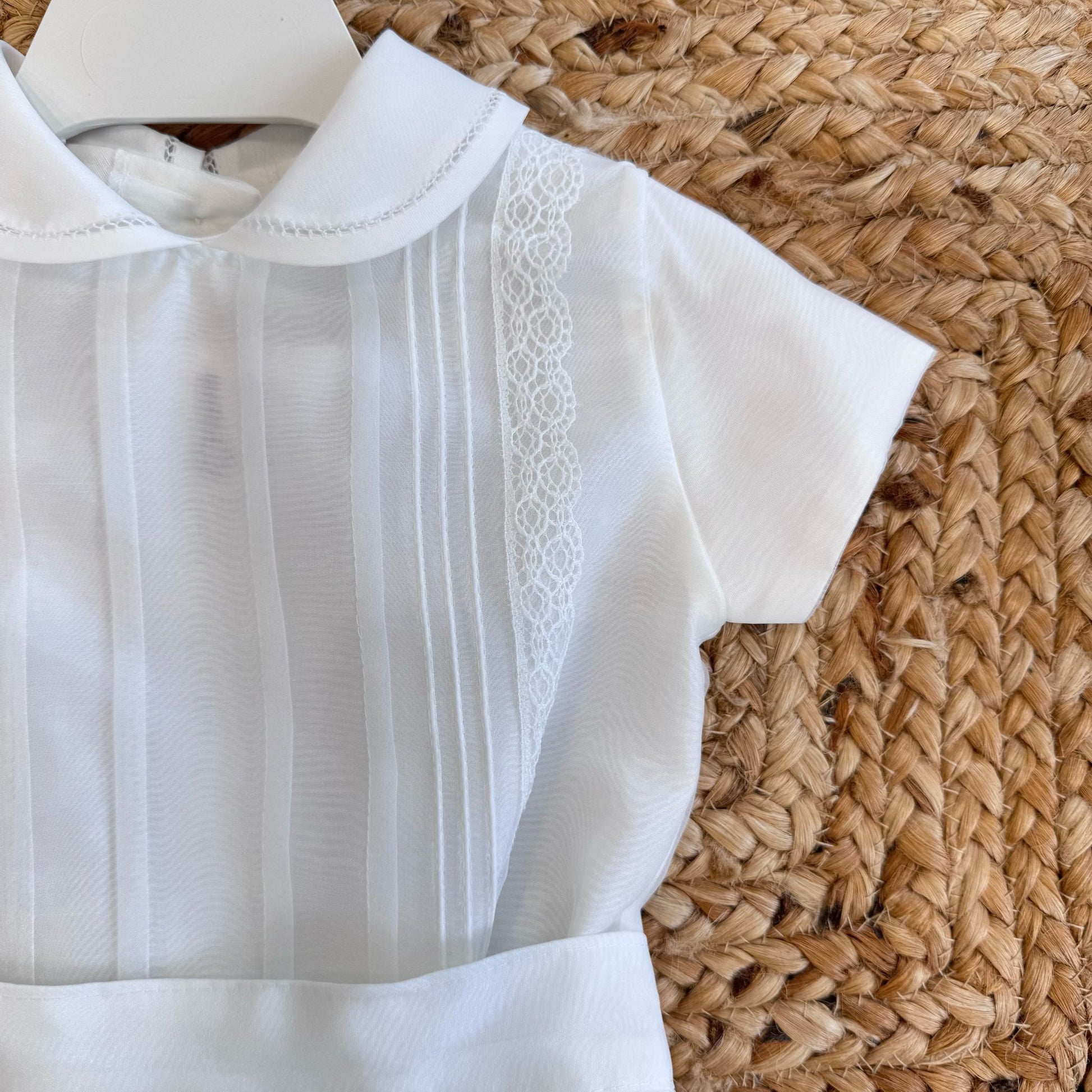 Completo da battesimo bianco per neonato con ricami verticali e inserti in pizzo sul corpetto, perfetto per cerimonie, firmato Belli e Monelli