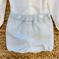 Completo battesimo bimbo bianco e celeste con colletto tondo, ricami floreali e pantaloncino corto