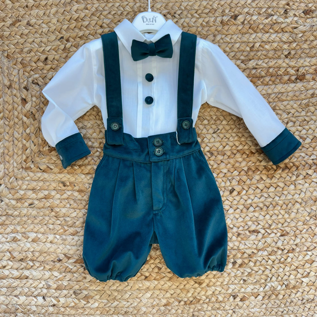 Dettaglio papillon in velluto del completo da Battesimo bimbo con camicia bianca.
