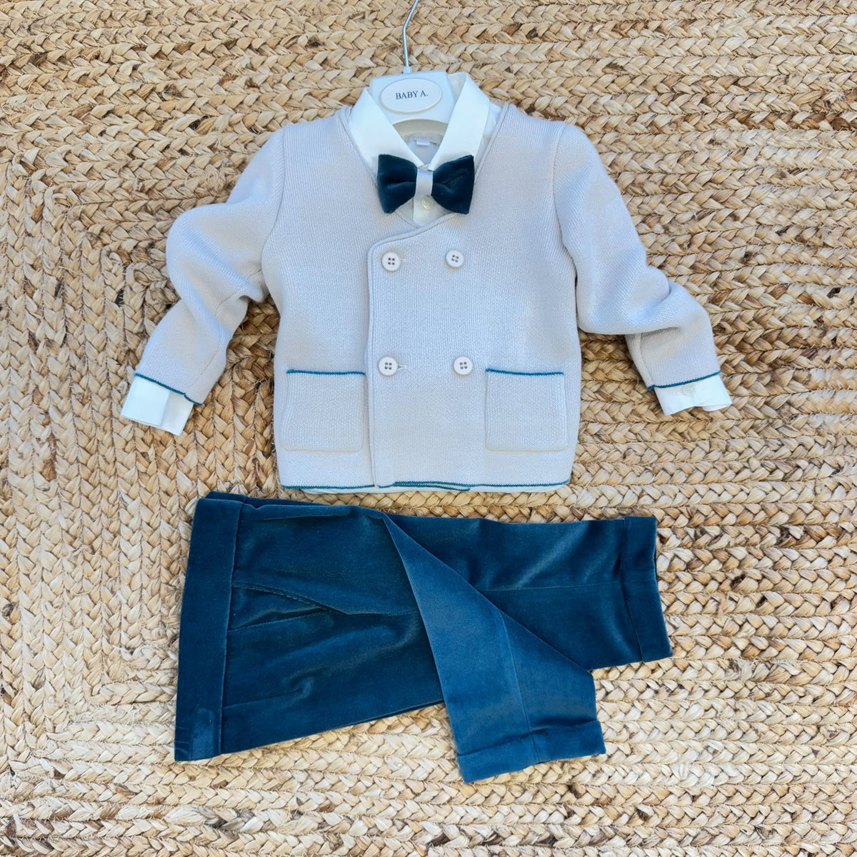 Completo battesimo bimbo con cardigan panna, pantaloni verde petrolio e papillon
