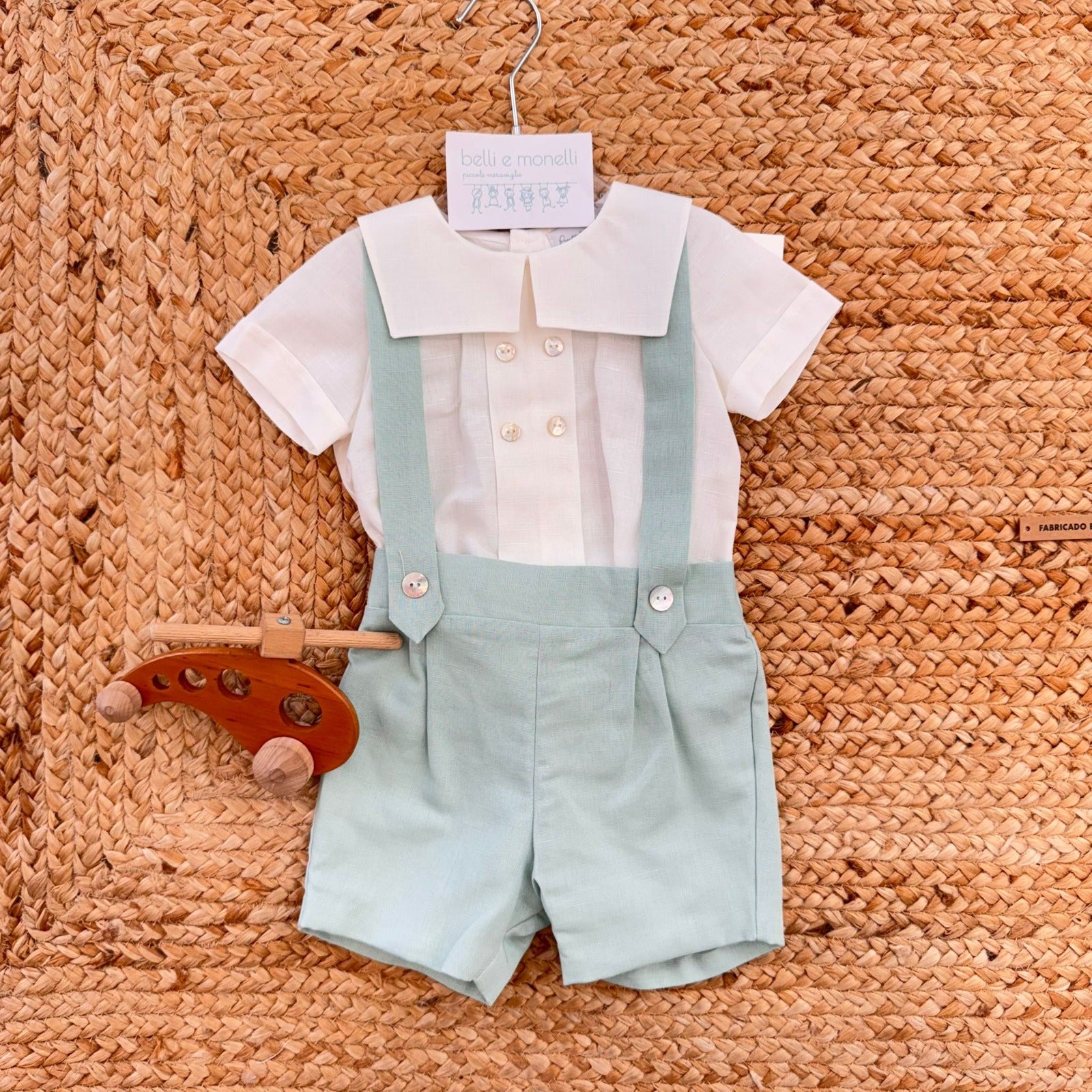 Completo battesimo bimbo verde salvia con camicia bianca, ampio colletto e pantaloncino con bretelle