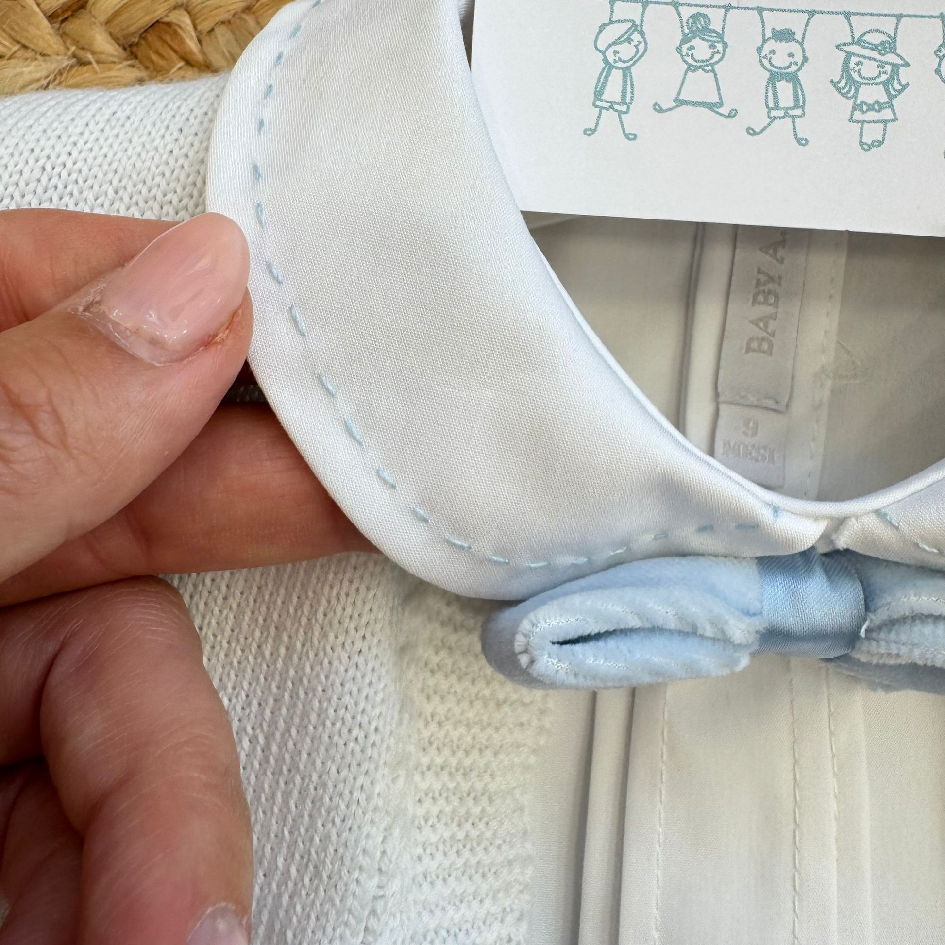 colletto camicia con profilo ricamato azzurro