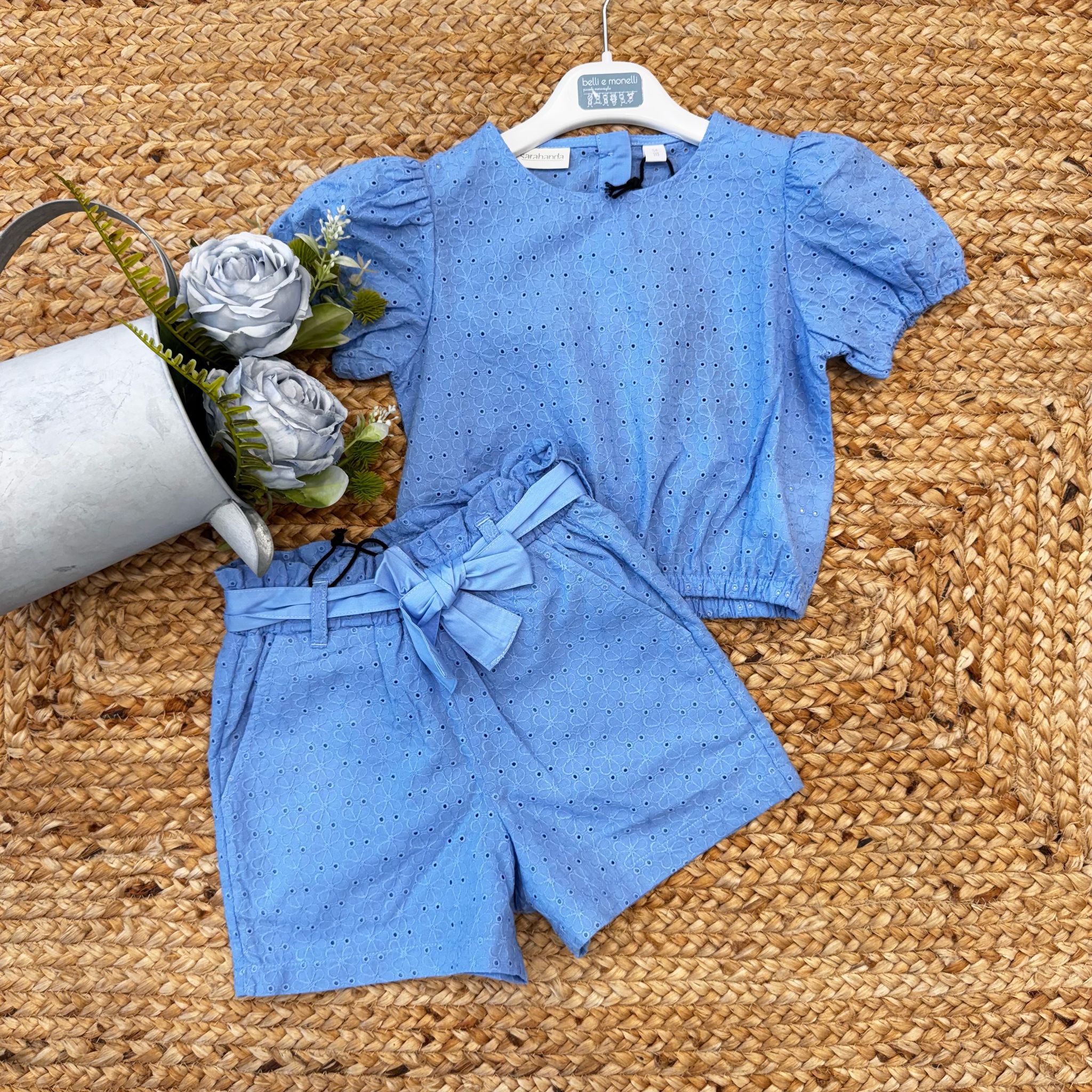 Completo bimba azzurro in sangallo con top a maniche a sbuffo e pantaloncini con fiocco
