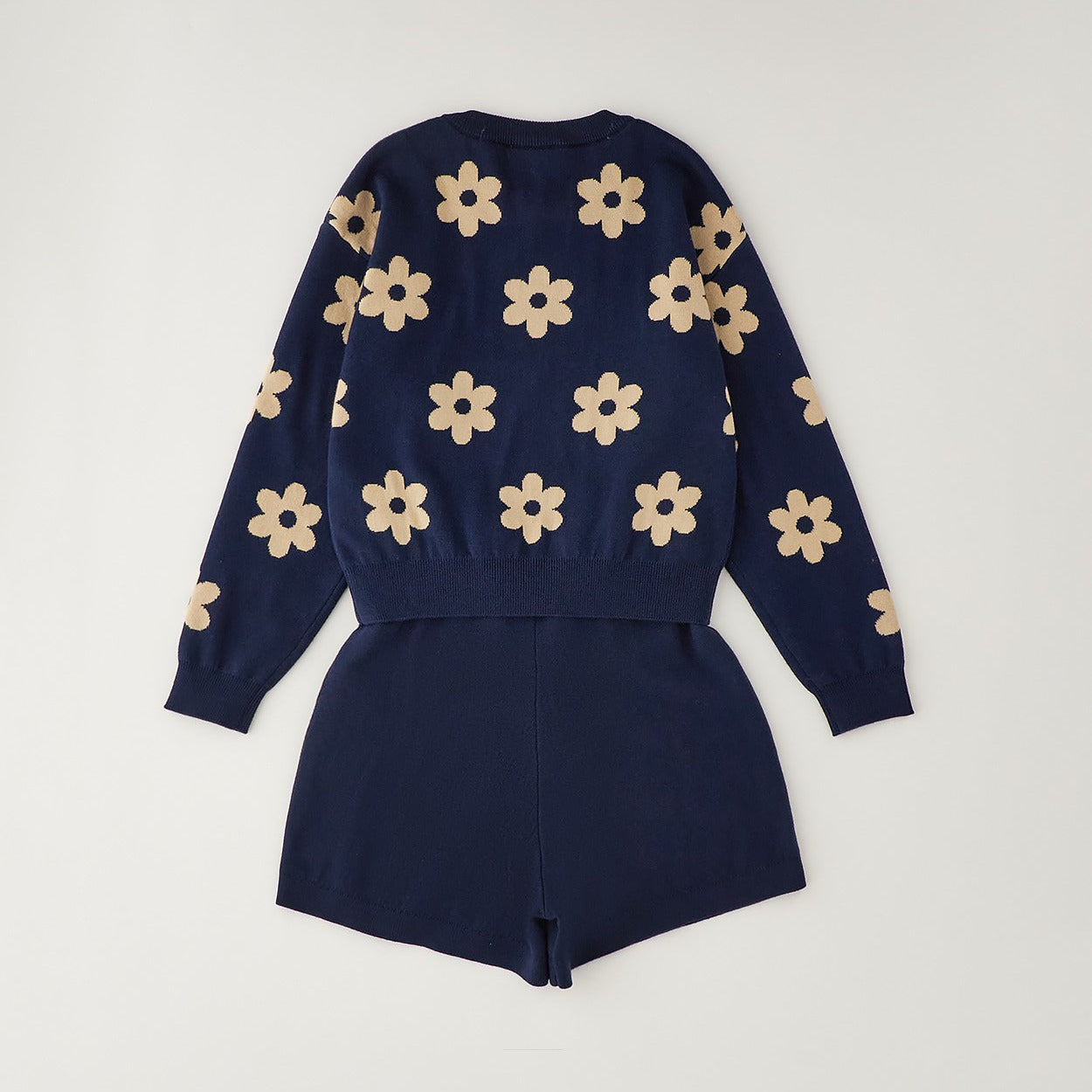 Completo bimba in cotone blu con fiori beige e pantaloncino coordinato