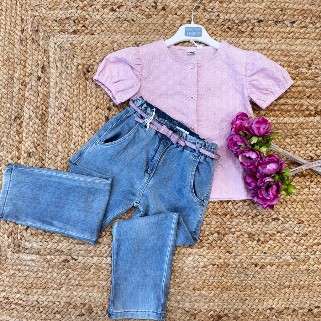 Completo bimba con camicetta rosa ricamata e jeans con cintura
