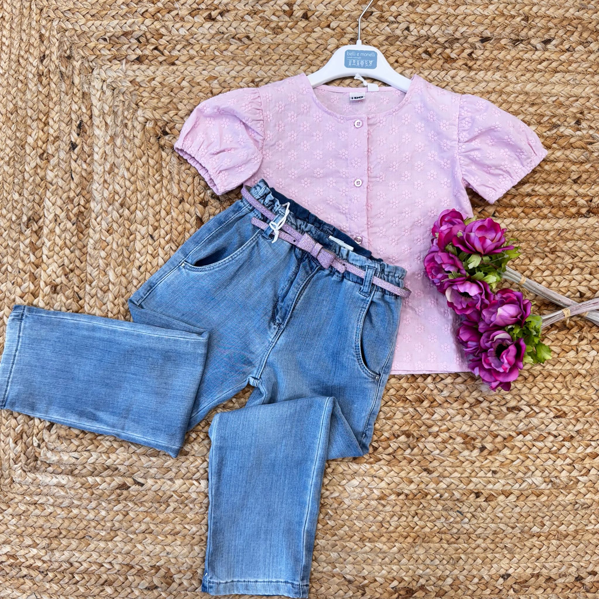 Completo bimba con camicetta rosa ricamata e jeans con cintura