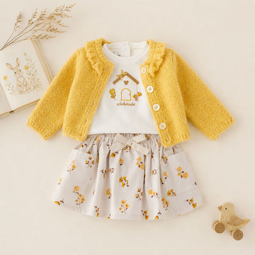 Completo bimba con cardigan giallo, maglia bianca e gonna con fantasia floreale