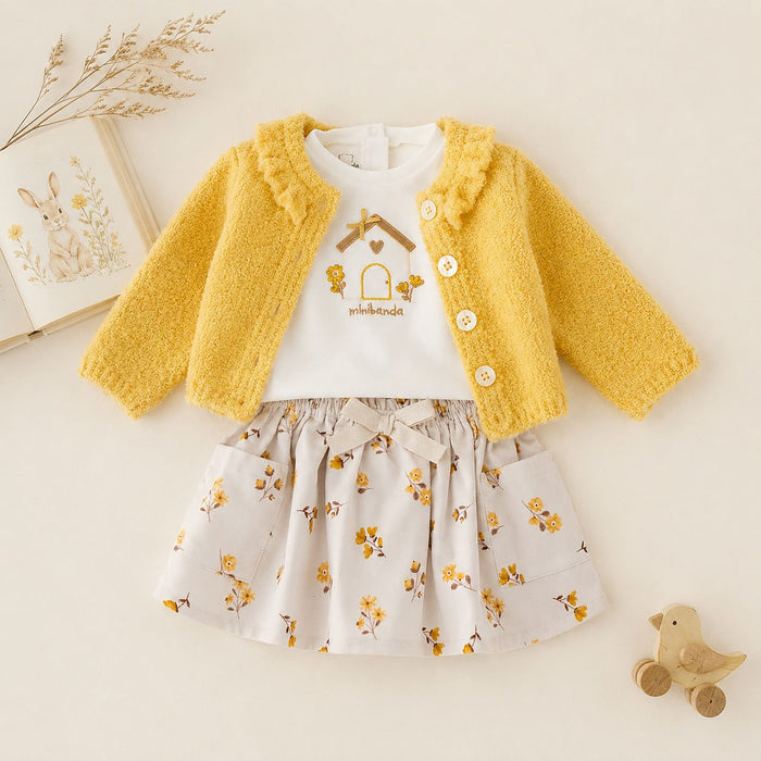 Completo bimba con cardigan giallo, maglia bianca e gonna con fantasia floreale