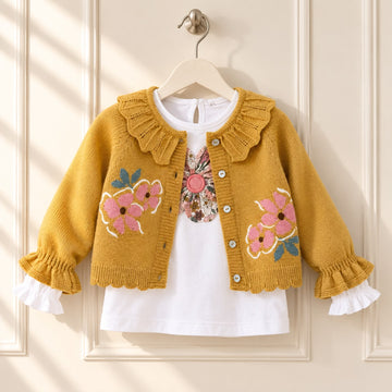 Completo bimba con cardigan lana senape e maglia bianca floreale