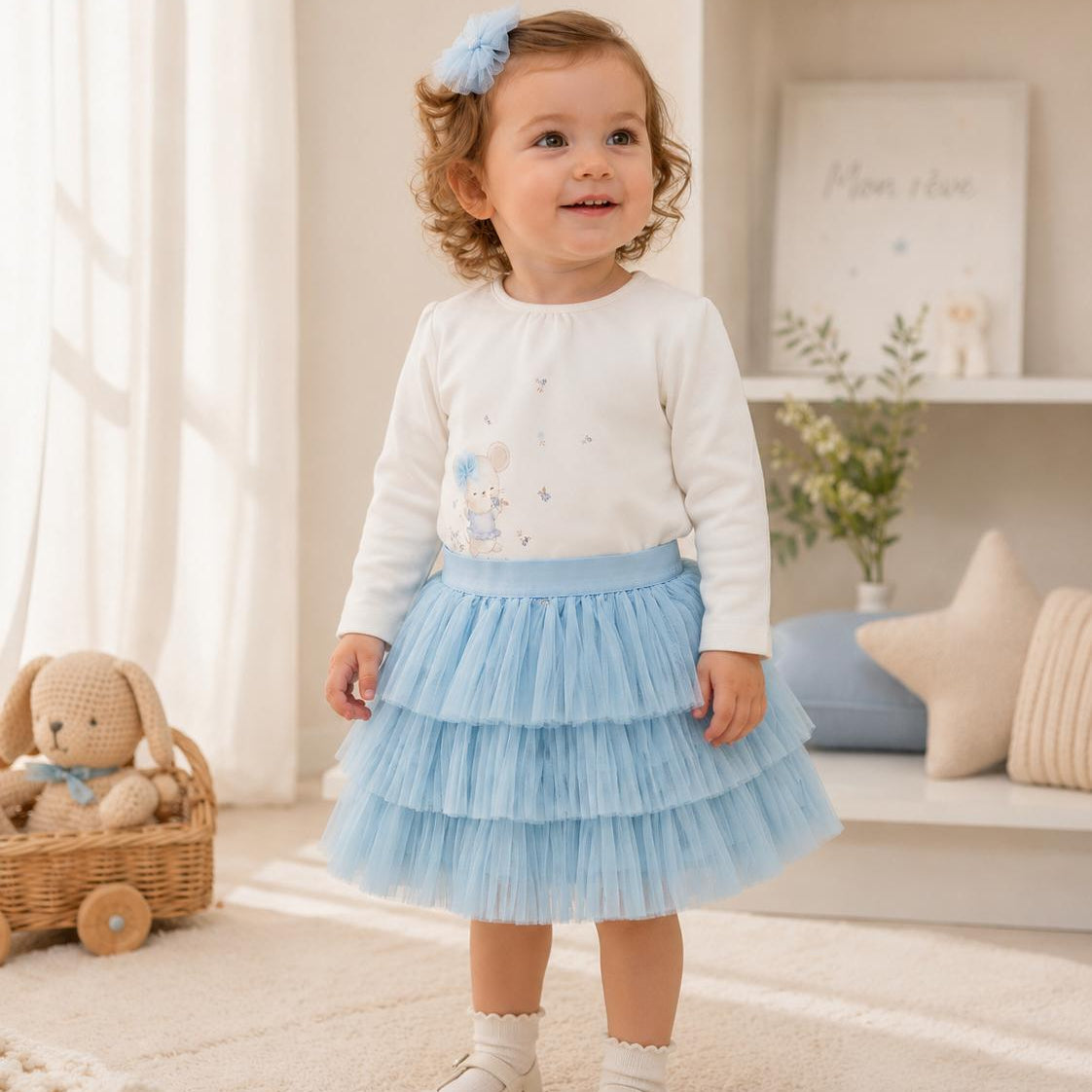 Completo bimba con cardigan panna, maglia stampata e jeans blu