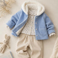 Completo bimba con cappotto celeste con cappuccio, camicia a fiorellini e pantaloni panna.