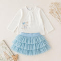 Completo bimba con cardigan celeste, camicia fantasia e pantaloni panna
