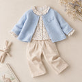 Completo bimba con cappotto celeste con cappuccio, camicia a fiorellini e pantaloni panna.