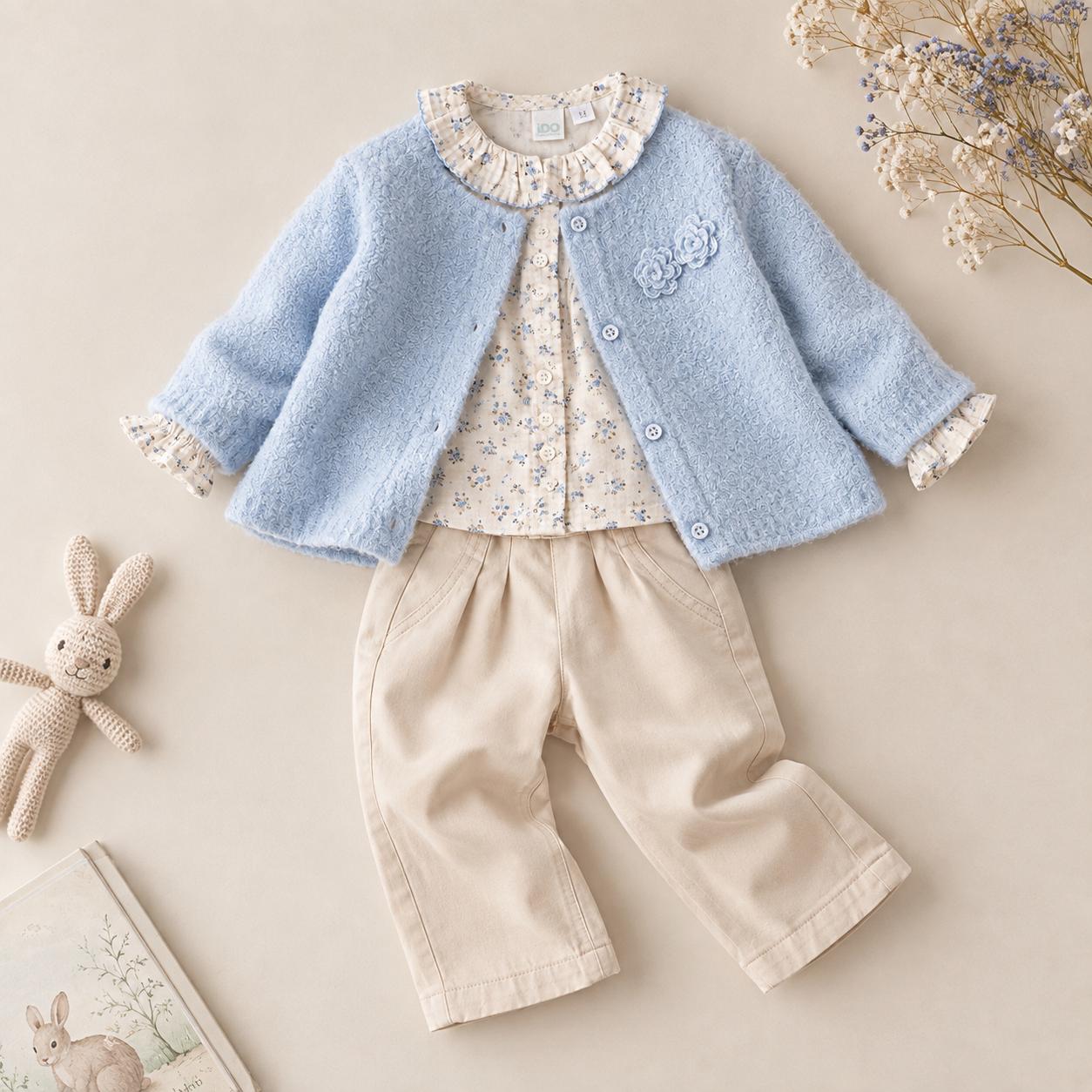 Completo bimba con cappotto celeste con cappuccio, camicia a fiorellini e pantaloni panna.