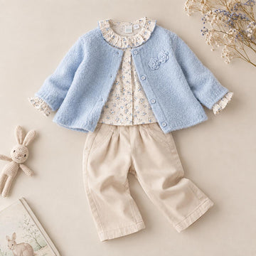 Completo bimba con cappotto celeste con cappuccio, camicia a fiorellini e pantaloni panna.