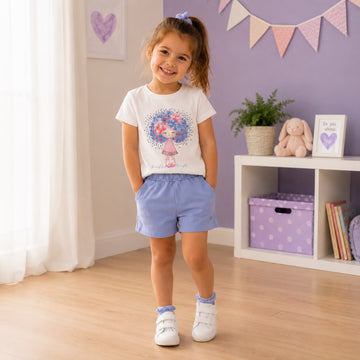 Completo bimba in cotone con t-shirt bianca floreale e shorts azzurri