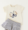 Dettaglio maglietta bimba con ricamo farfalla