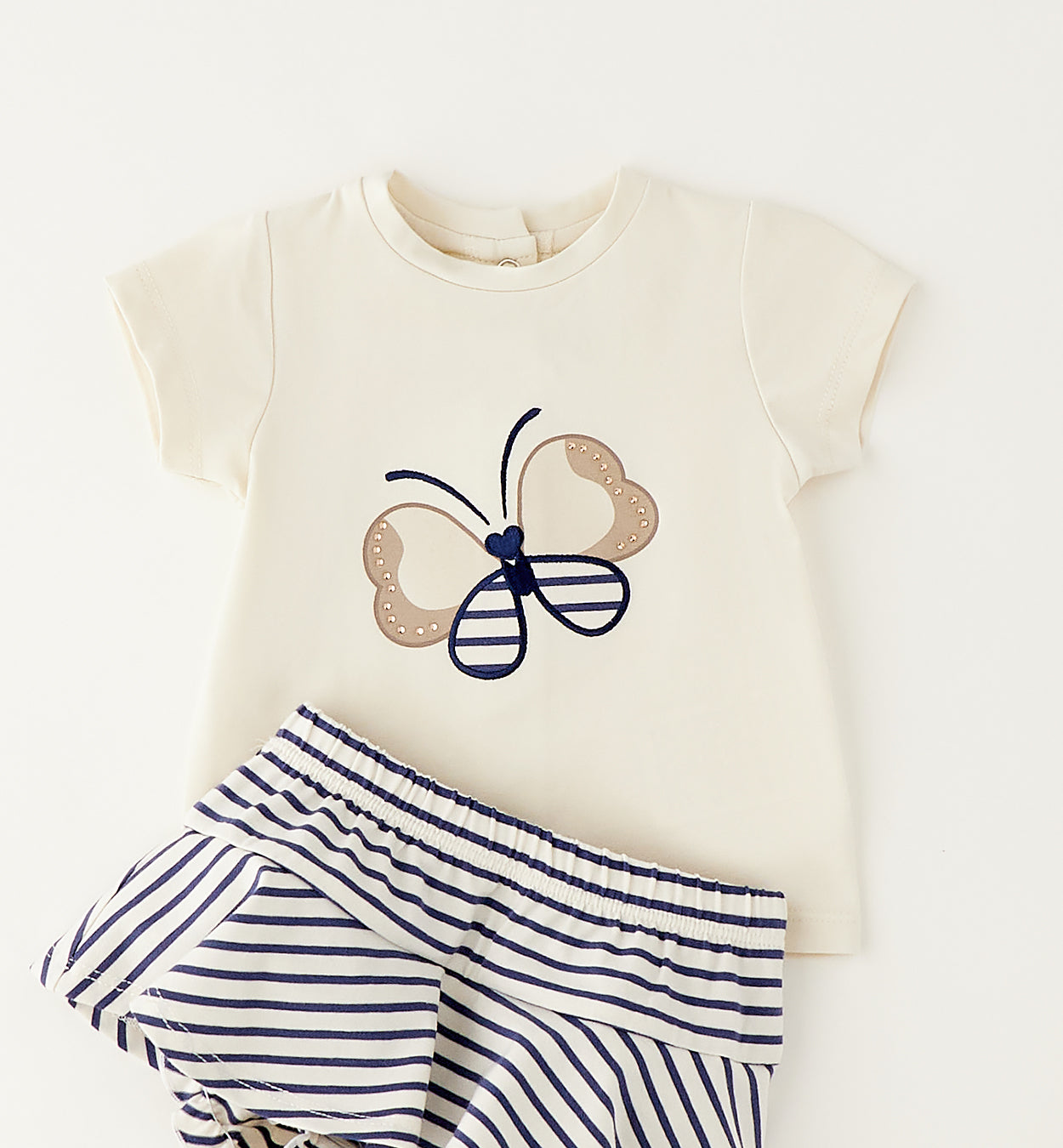 Dettaglio maglietta bimba con ricamo farfalla