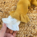 Completo bimba con cardigan lana senape e maglia bianca floreale