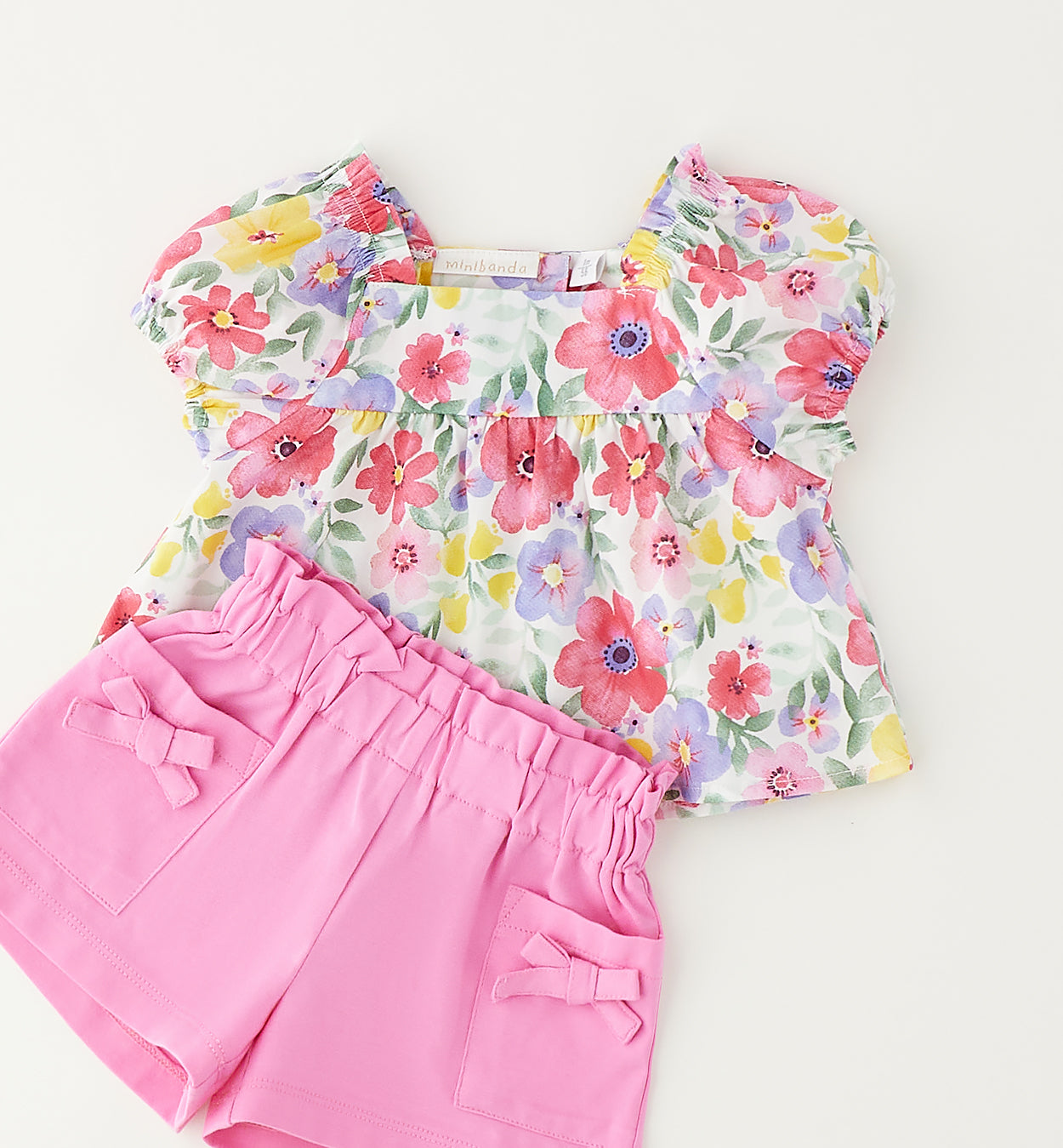 Dettaglio blusa bimba con stampa floreale colorata