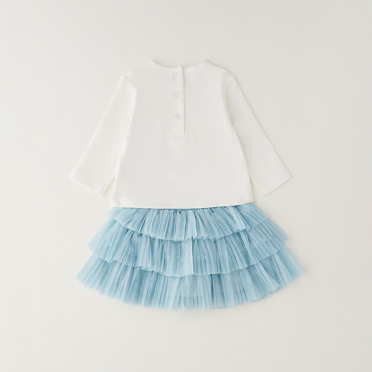 Completo bimba due pezzi con maglia in caldo cotone panna e gonna in tulle azzurro a balze