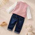 Completo bimba con gilet rosa in maglia lavorata, maglia bianca a manica lunga e jeans blu