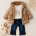 Completo bimba con giubbotto cammello, maglia panna stampata e jeans blu