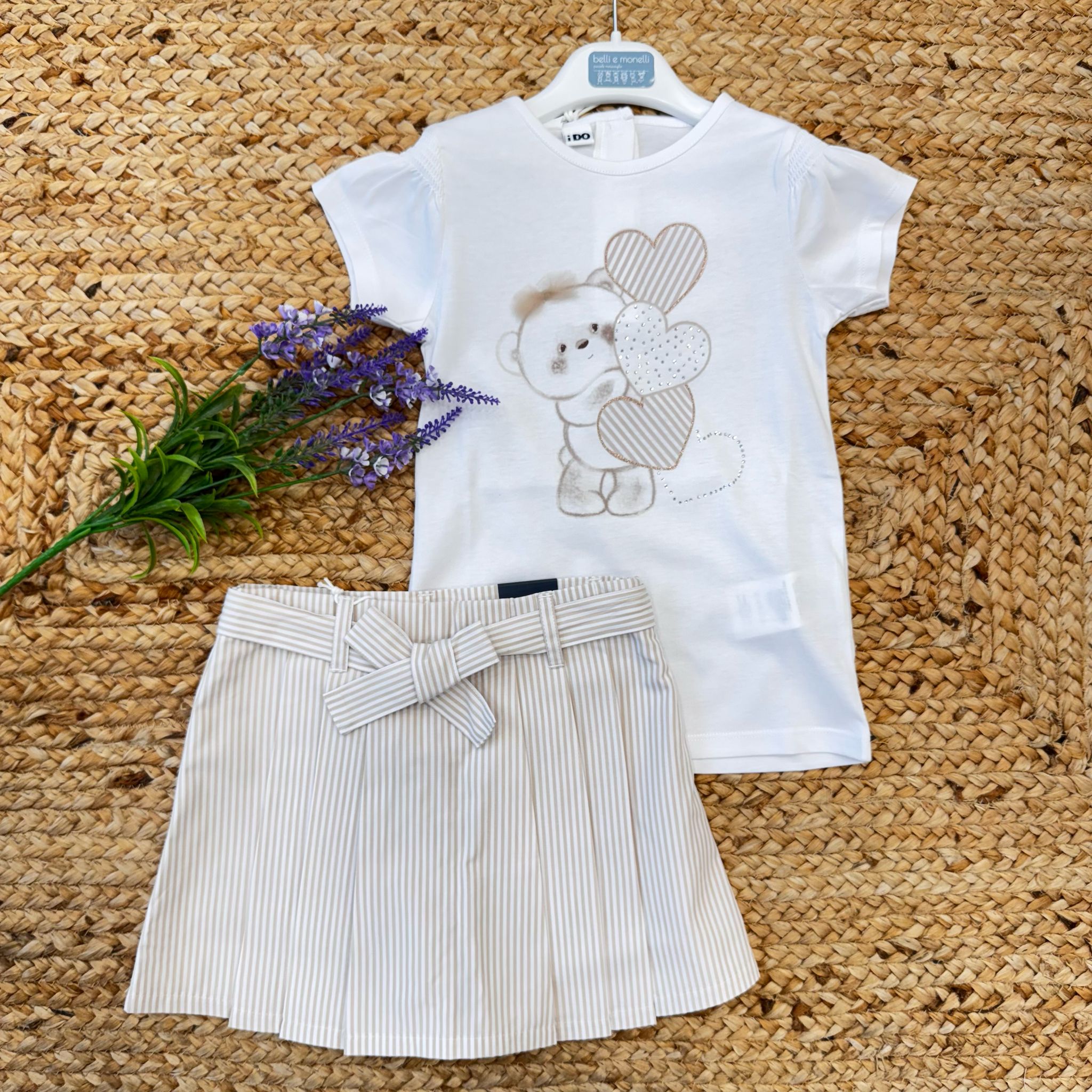 Completo bimba iDO con t-shirt orsetto e cuori e gonna pantalone a righe

