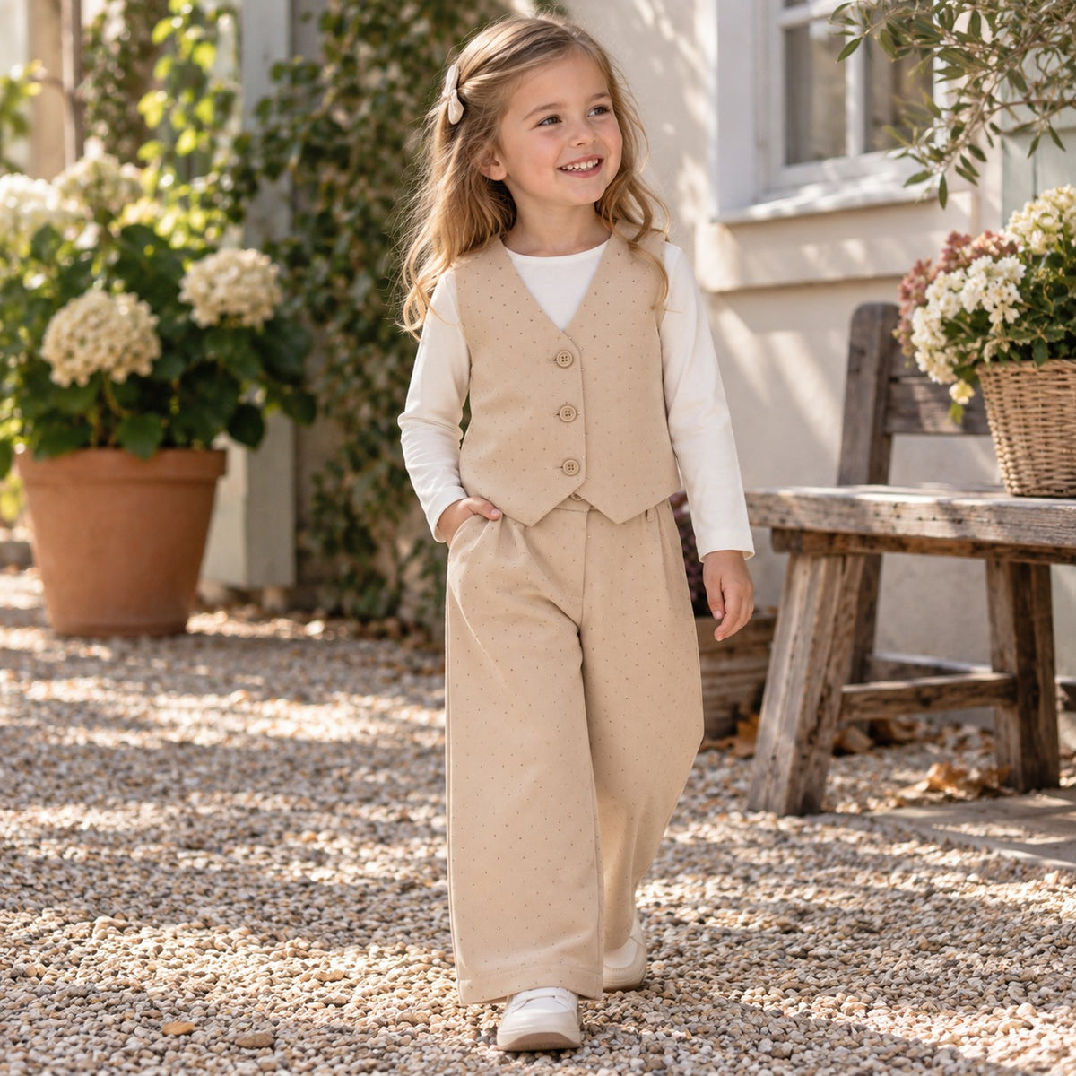 Completo bimba 3 pezzi beige con maglia bianca gilet e pantalone