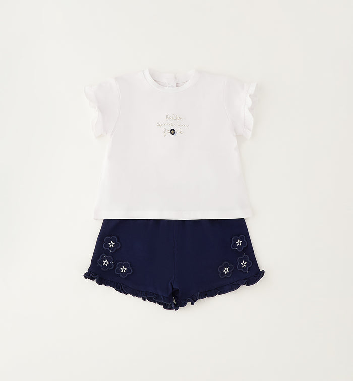 Completo bimba con maglia bianca ricamata e shorts blu con fiori applicati