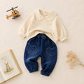 Completo bimba con maglia panna con colletto e pantalone jeans blu con tasche a cuore