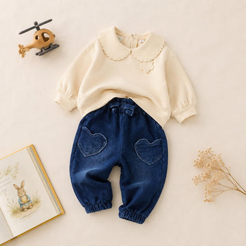 Completo bimba con maglia panna con colletto e pantalone jeans blu con tasche a cuore