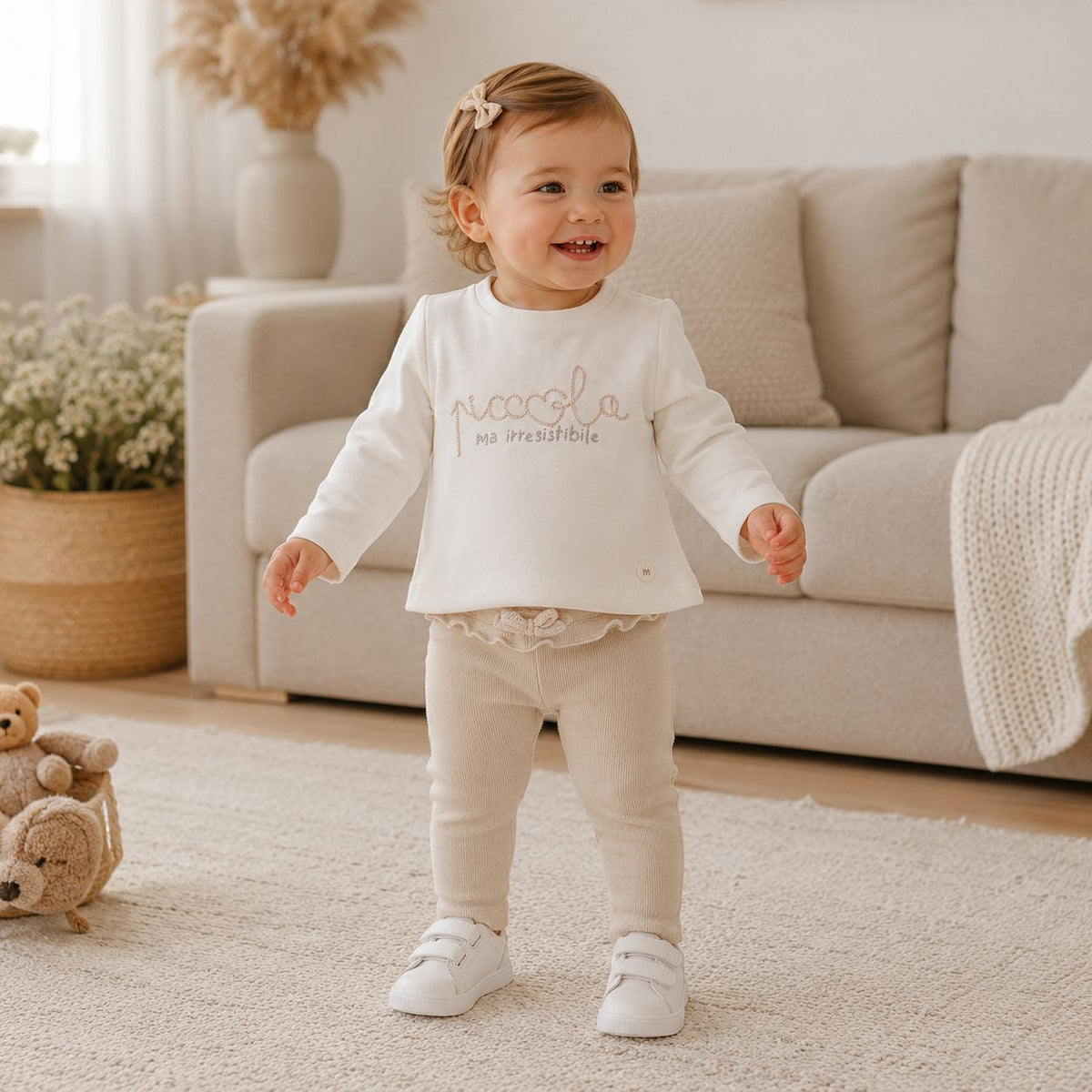 Completo bimba con maglia panna a manica lunga e pantalone beige con dettaglio volant e fiocchetto