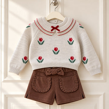 Completo bimba con maglioncino in cotone e lana a tulipani e pantaloncini in velluto a coste. Scopri lo stile bon ton di Belli e Monelli.