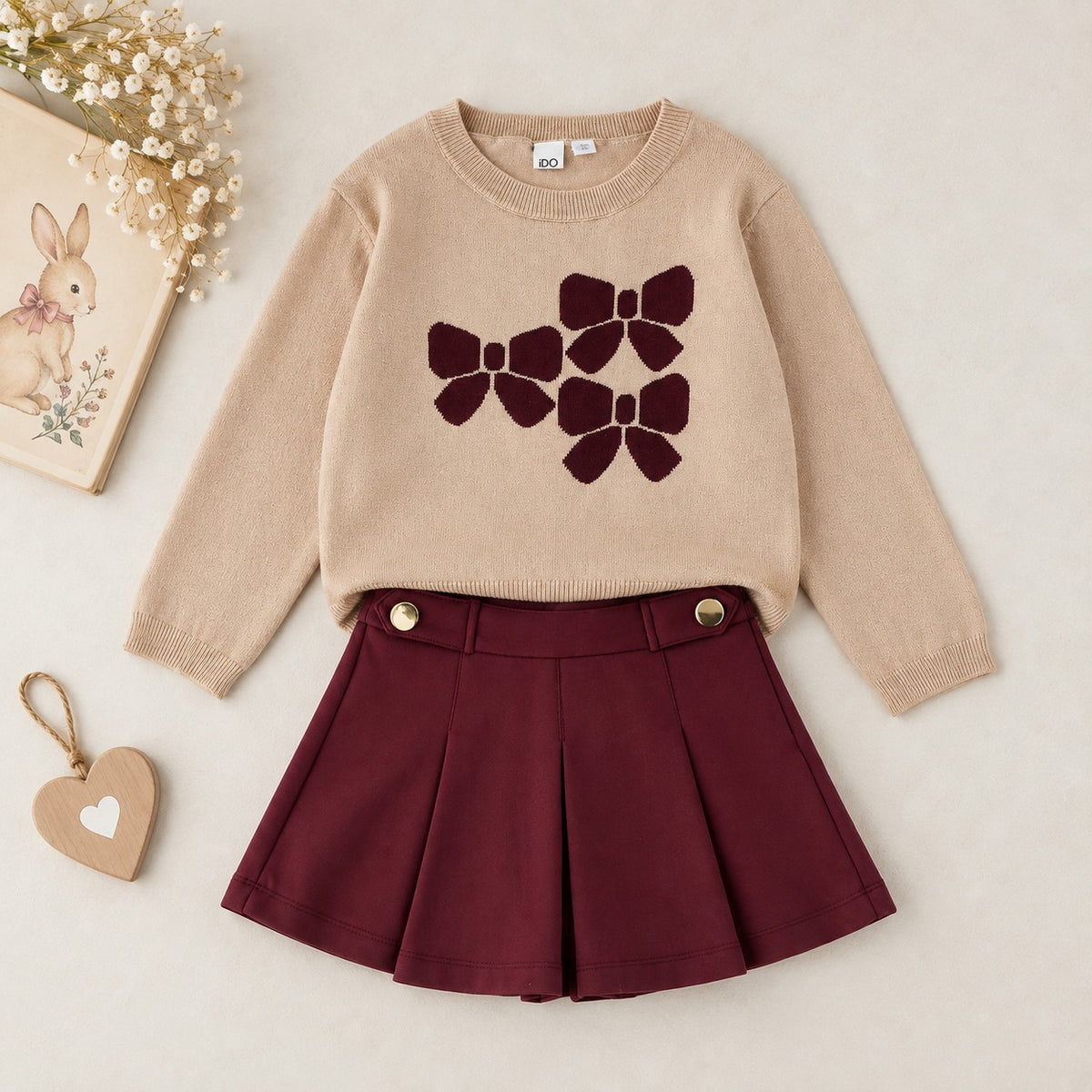 Completo bimba con maglioncino beige con fiocchi bordeaux e pantaloncino bordeaux